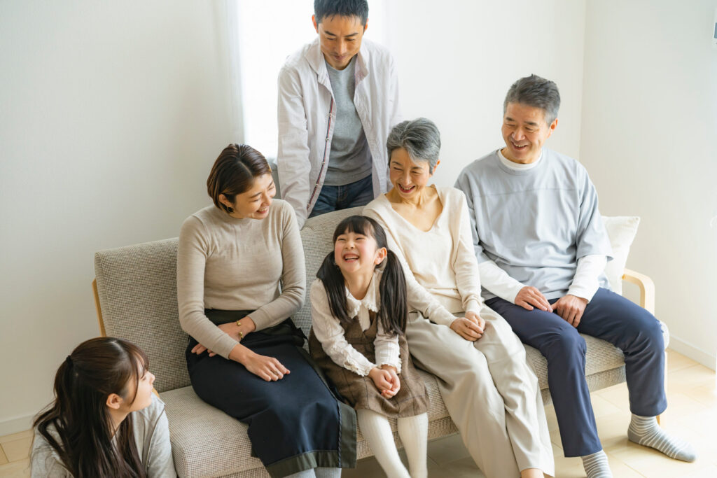 リビングでくつろぐ日本人三世代家族