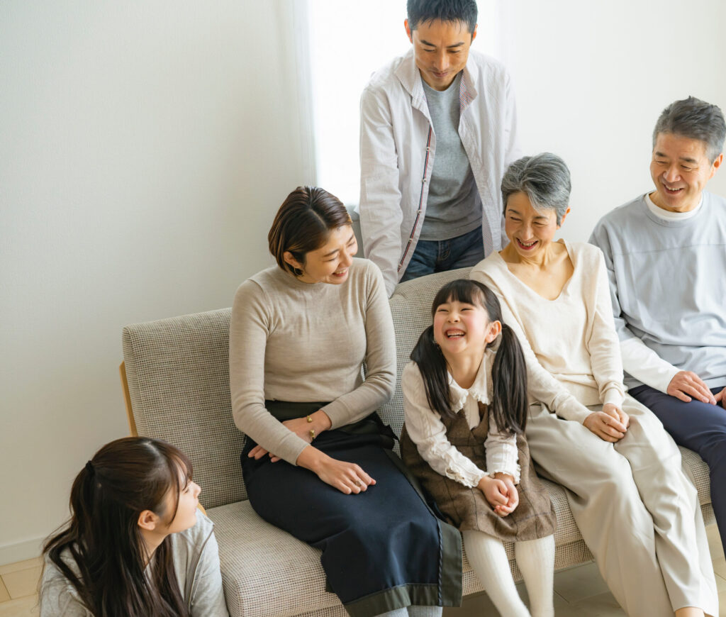 リビングでくつろぐ日本人三世代家族