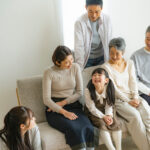 リビングでくつろぐ日本人三世代家族