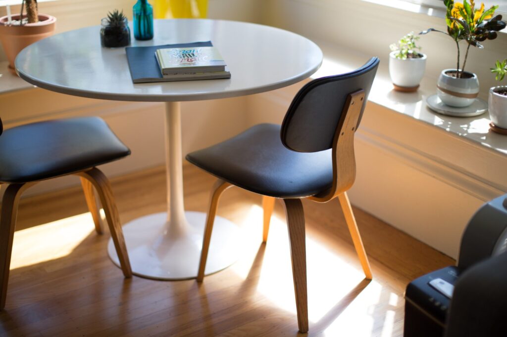 相続の手続きをしないとどうなる?「昔とは違う」現代のルール pexels furniture 1840463