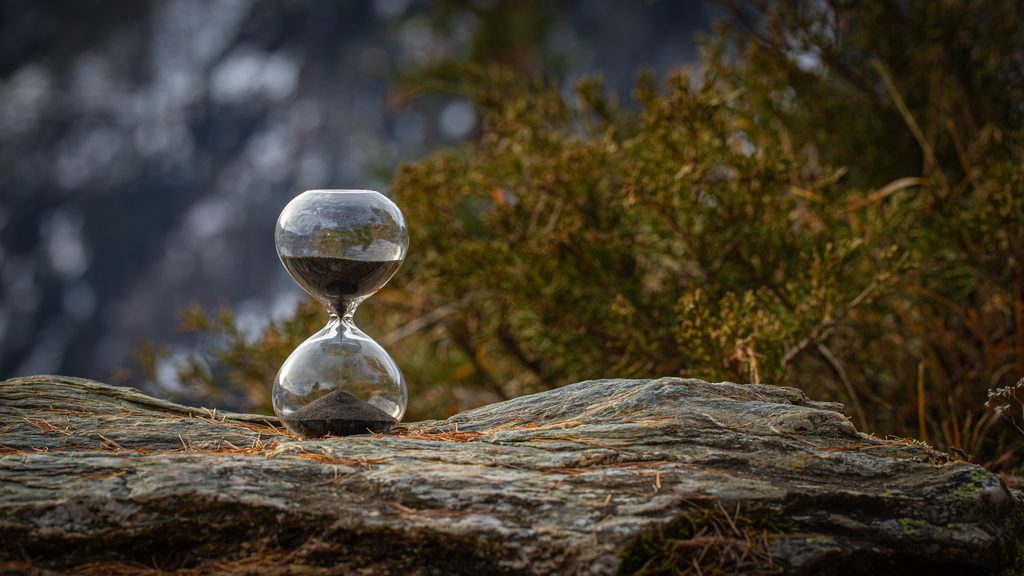 相続の手続きをしないとどうなる?「昔とは違う」現代のルール denfran hourglass 7704152